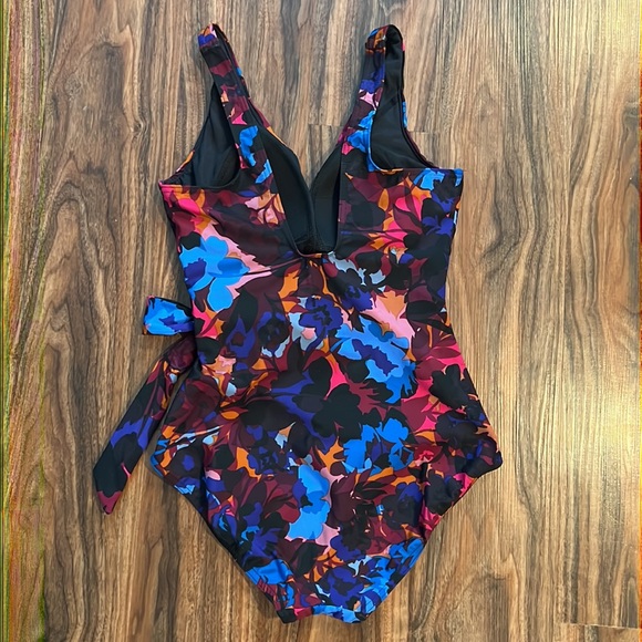 NWOT Miraclesuit Solstice Garmine One Piece - Picture 10 of 16